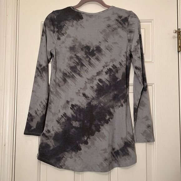 LulaRoe Lynnae Top - Picture 5 of 5